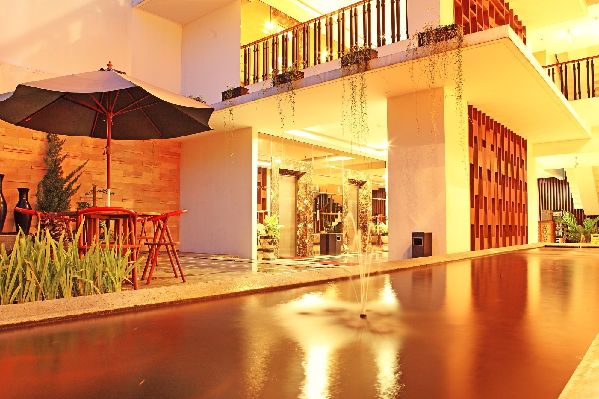 Luxury Malioboro Hotel Yogyakarta Exterior photo