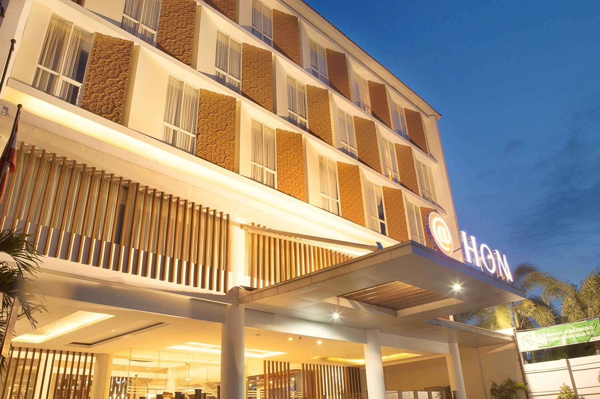 Luxury Malioboro Hotel Yogyakarta Exterior photo
